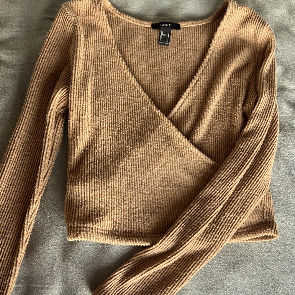 FOREVER 21 Brown V-neck Sweater. Size large.🧸